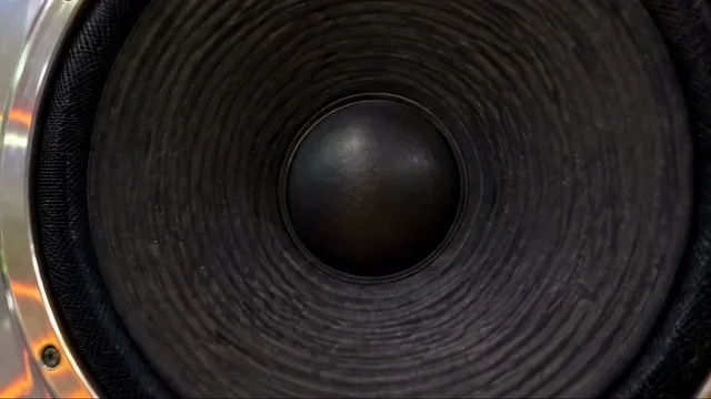 Le haut-parleur de la boombox, centré, plein cadre