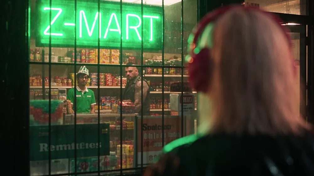 Image de Last One&nbsp;: Le Z-Mart, à travers la vitrine